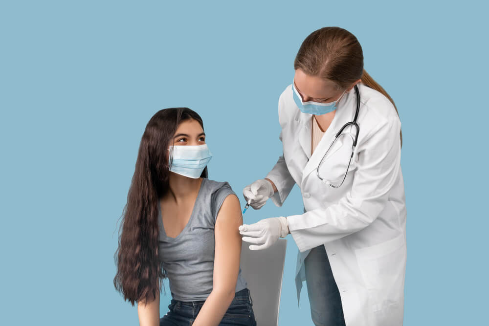 niños y adolescentes recibir la vacuna